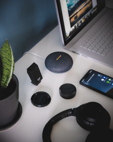 技術(shù)驅(qū)動下的現(xiàn)代工作空間 計算機軟硬件與家具的融合